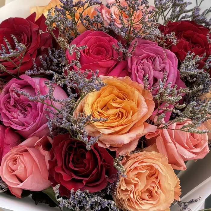 15 роз Праздничный микс с лимониумом