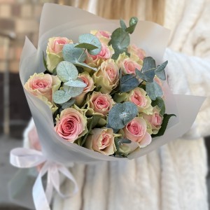 15 роз Топ-гир 50 см с эвкалиптом