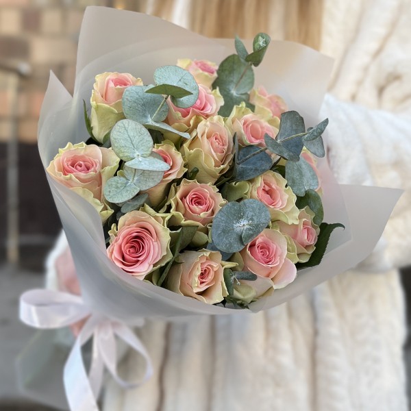 15 роз Топ-гир 50 см с эвкалиптом