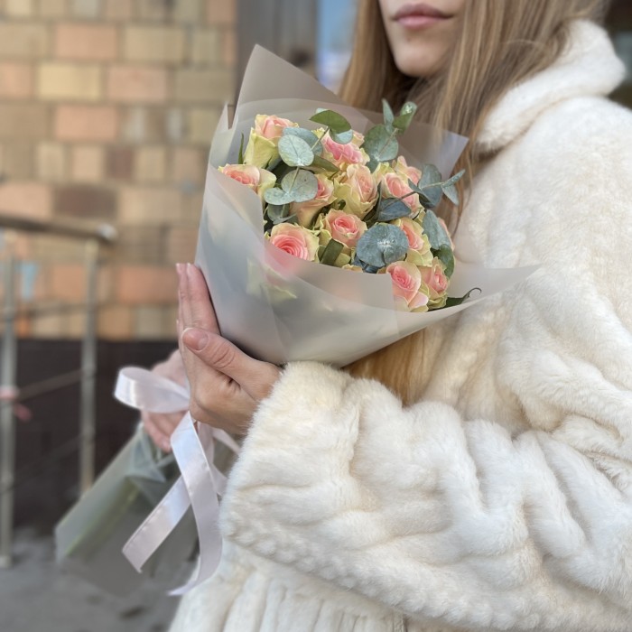 15 роз Топ-гир 50 см с эвкалиптом