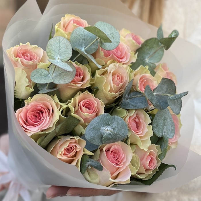 15 роз Топ-гир 50 см с эвкалиптом