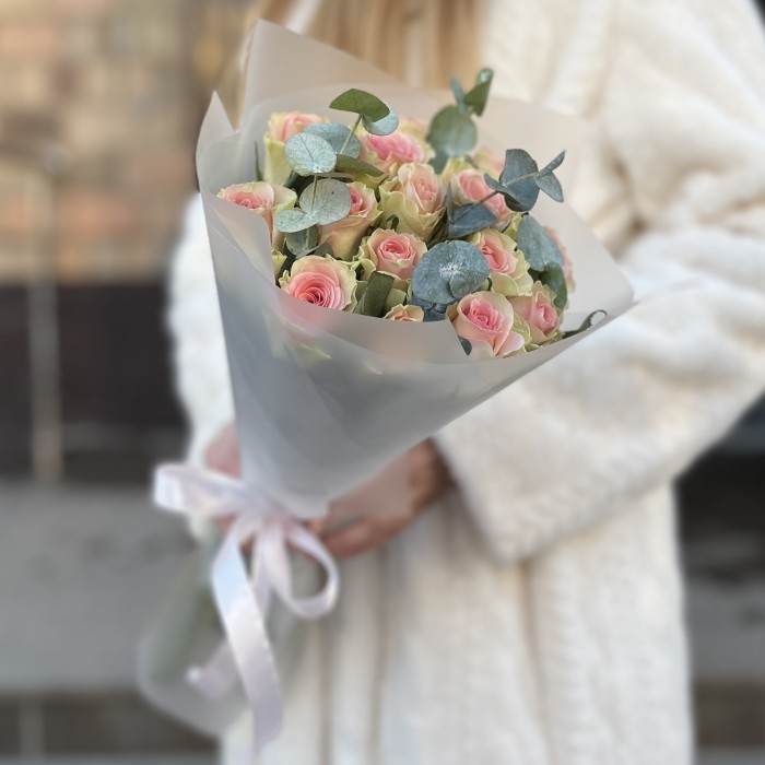 15 роз Топ-гир 50 см с эвкалиптом