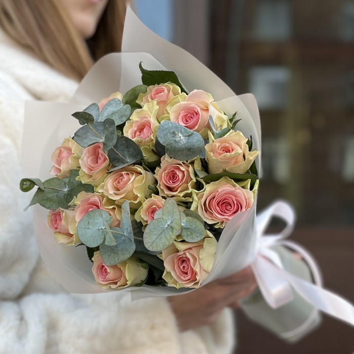 15 роз Топ-гир 50 см с эвкалиптом