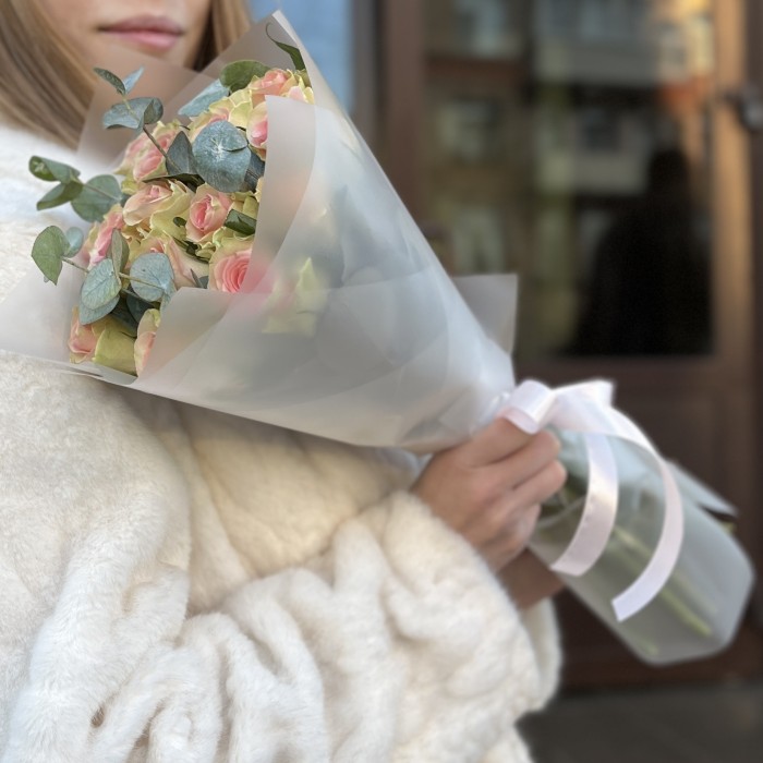 15 роз Топ-гир 50 см с эвкалиптом