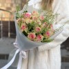 15 нежно-розовых роз Топ-гир 50 см с гринбелом
