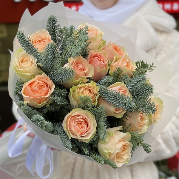 Букет из 15 роз Гравити с веточками нобилиса