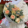 Букет из 15 роз Гравити с веточками нобилиса