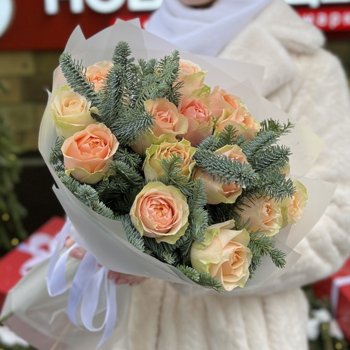 Букет из 15 роз Гравити с веточками нобилиса