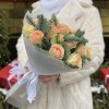 Букет из 15 роз Гравити с веточками нобилиса