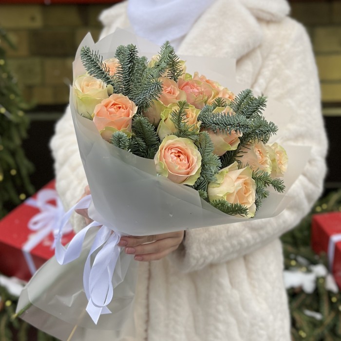 Букет из 15 роз Гравити с веточками нобилиса