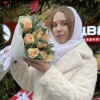 Букет из 15 роз Гравити с веточками нобилиса