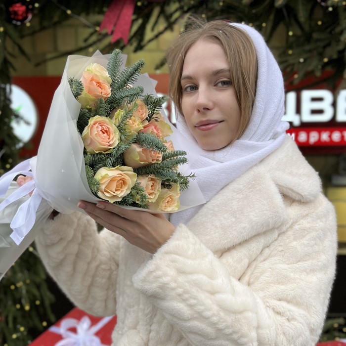 Букет из 15 роз Гравити с веточками нобилиса