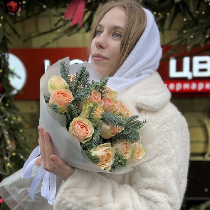 Букет из 15 роз Гравити с веточками нобилиса