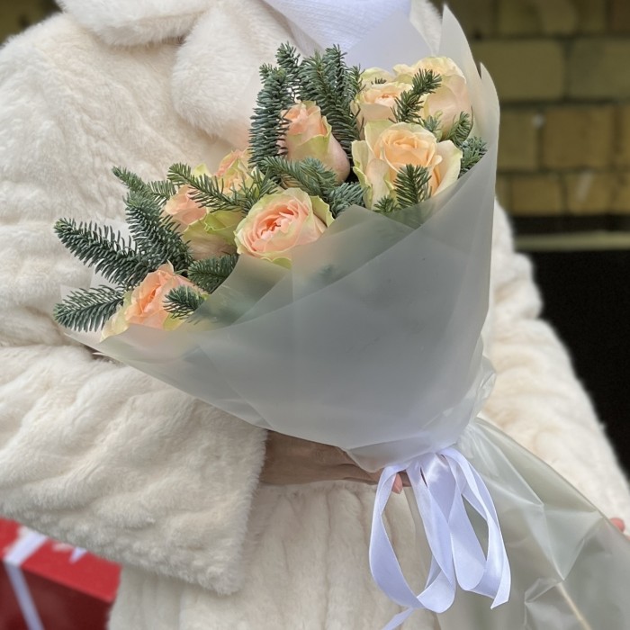 Букет из 15 роз Гравити с веточками нобилиса