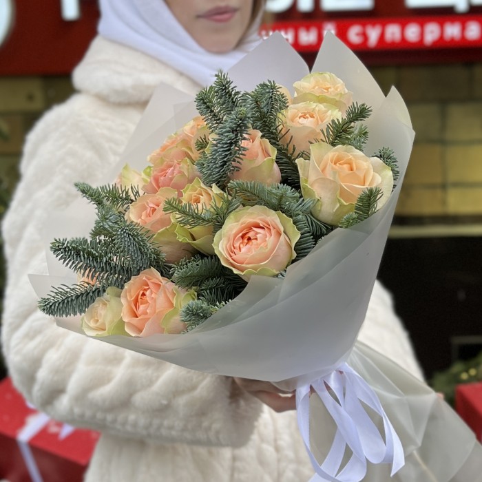 Букет из 15 роз Гравити с веточками нобилиса