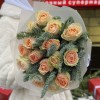 Букет из 15 роз Гравити с веточками нобилиса