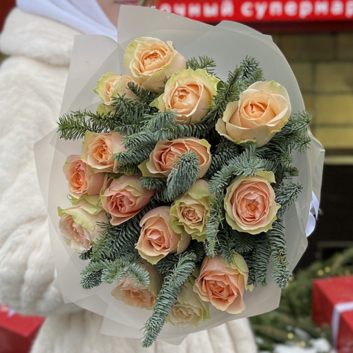 Букет из 15 роз Гравити с веточками нобилиса