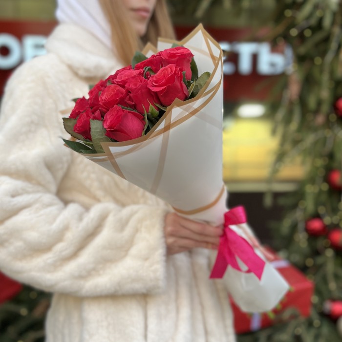 15 малиновых роз Такаци 50 см