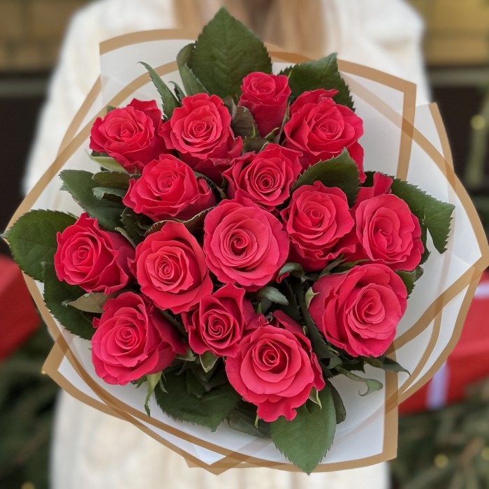 15 малиновых роз Такаци 50 см