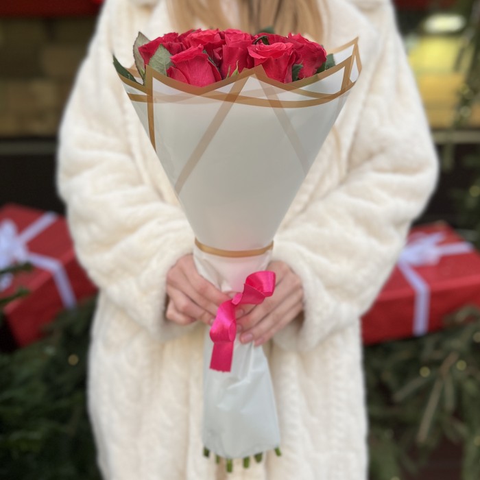 15 малиновых роз Такаци 50 см