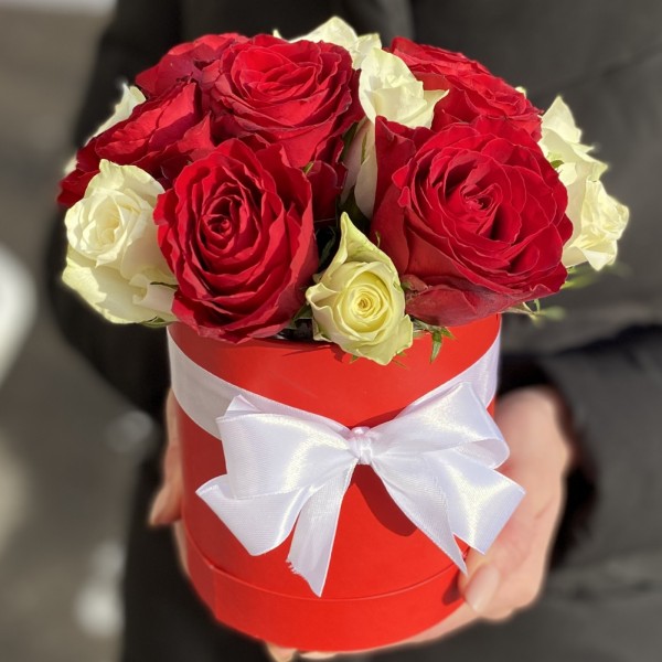 15 красных и белых роз в коробке
