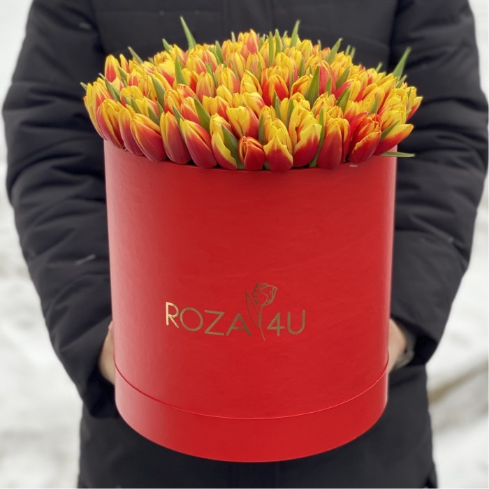 101 красно-жёлтый тюльпан в шляпной коробке