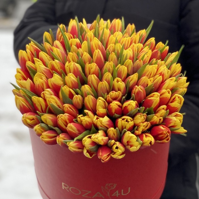 101 красно-жёлтый тюльпан в шляпной коробке