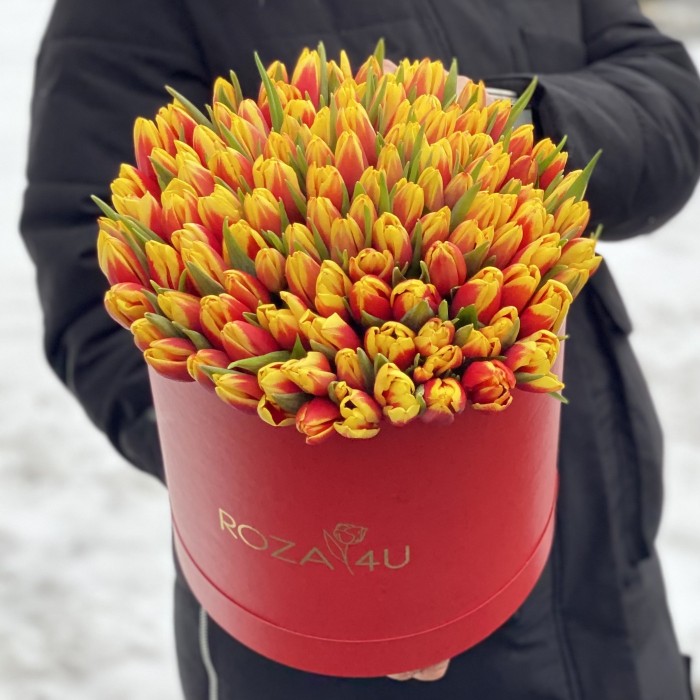 101 красно-жёлтый тюльпан в шляпной коробке