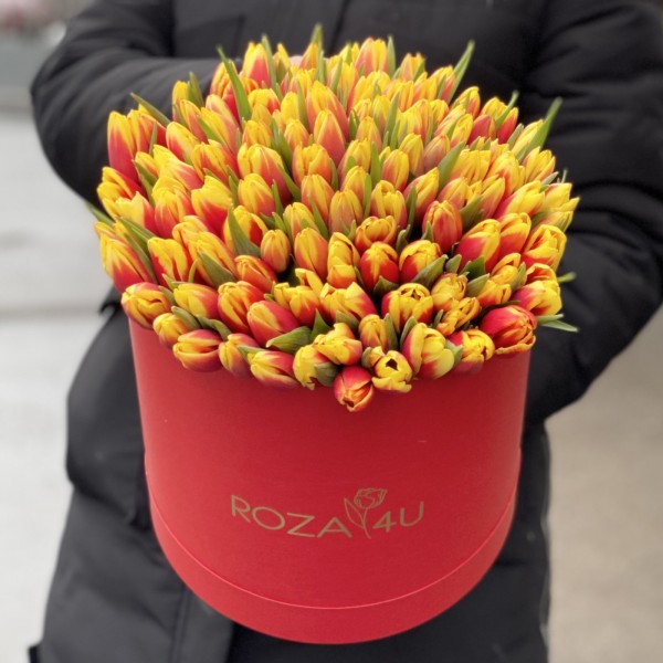 101 красно-жёлтый тюльпан в шляпной коробке