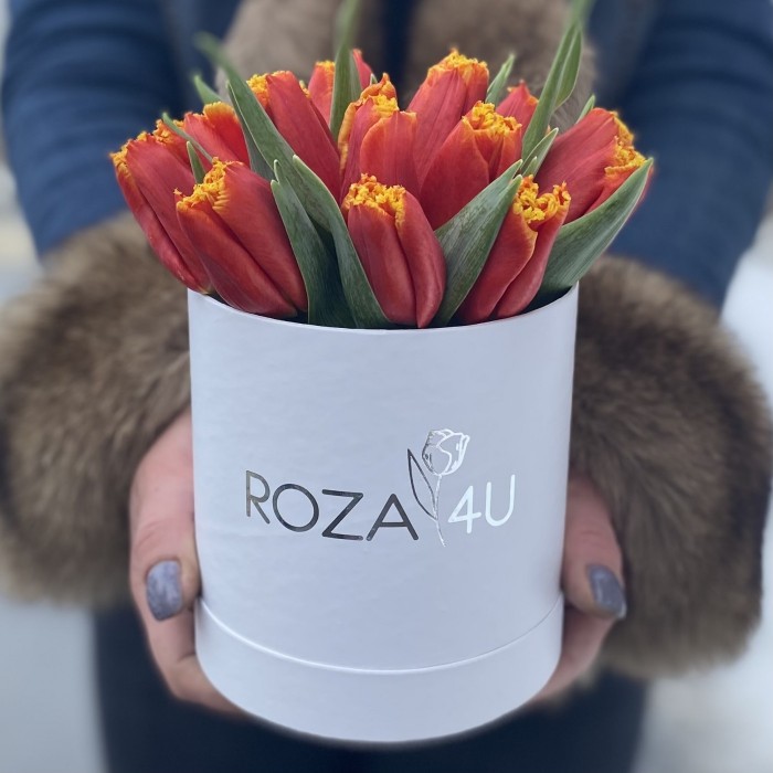 15 ярких тюльпанов в коробке