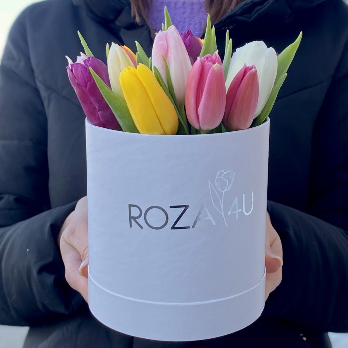 15 разноцветных тюльпанов в коробке