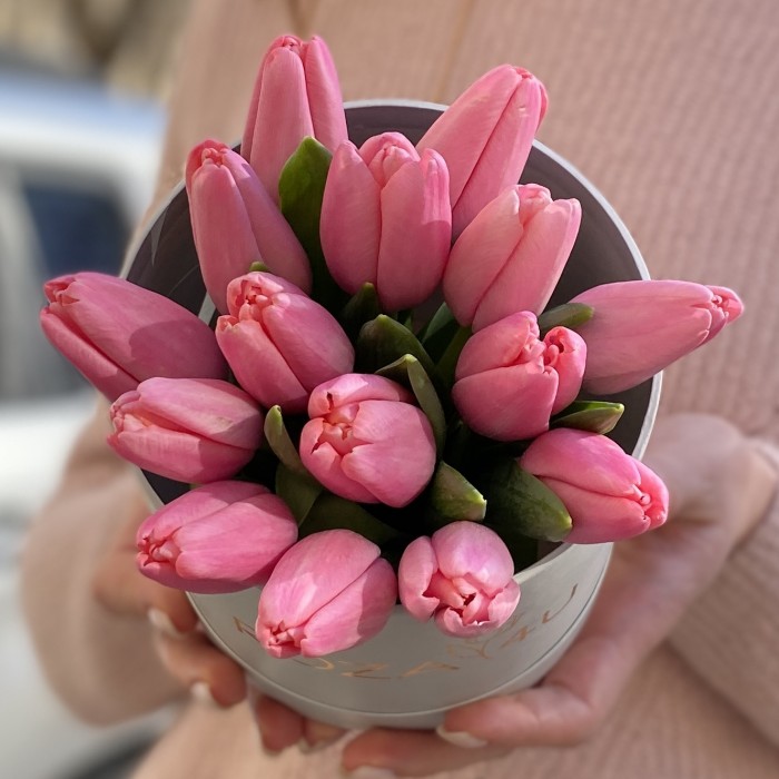 15 розовых тюльпанов в коробке