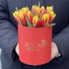 15 красно-жёлтых тюльпанов в шляпной коробке