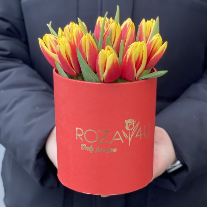 15 красно-жёлтых тюльпанов в шляпной коробке