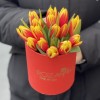 15 красно-жёлтых тюльпанов в шляпной коробке