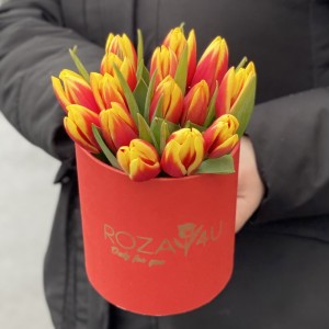 15 красно-жёлтых тюльпанов в шляпной коробке