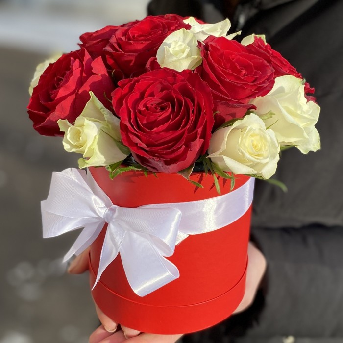 15 красных и белых роз в коробке