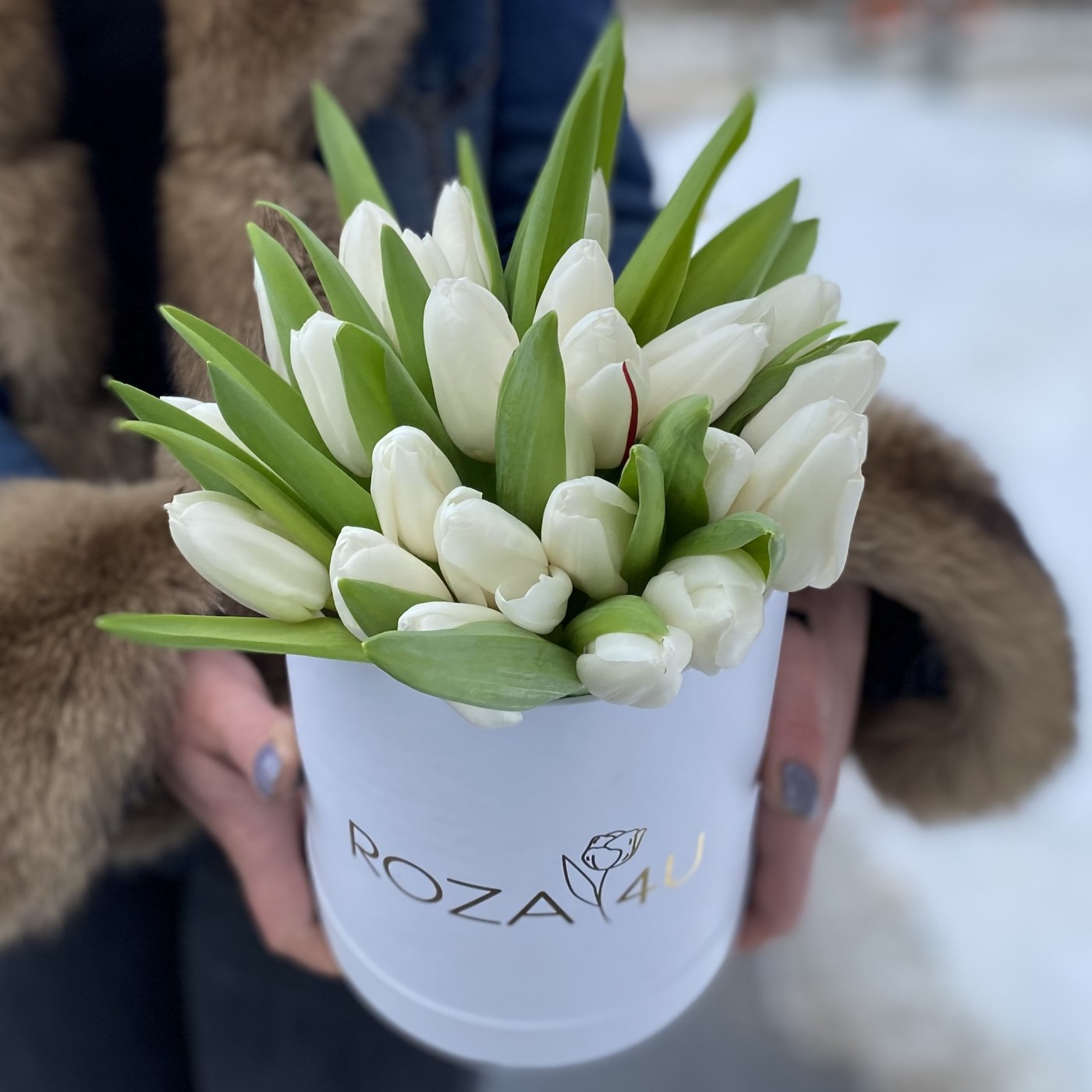 Белые тюльпаны в коробке недорого с доставкой на День Святого Валентина