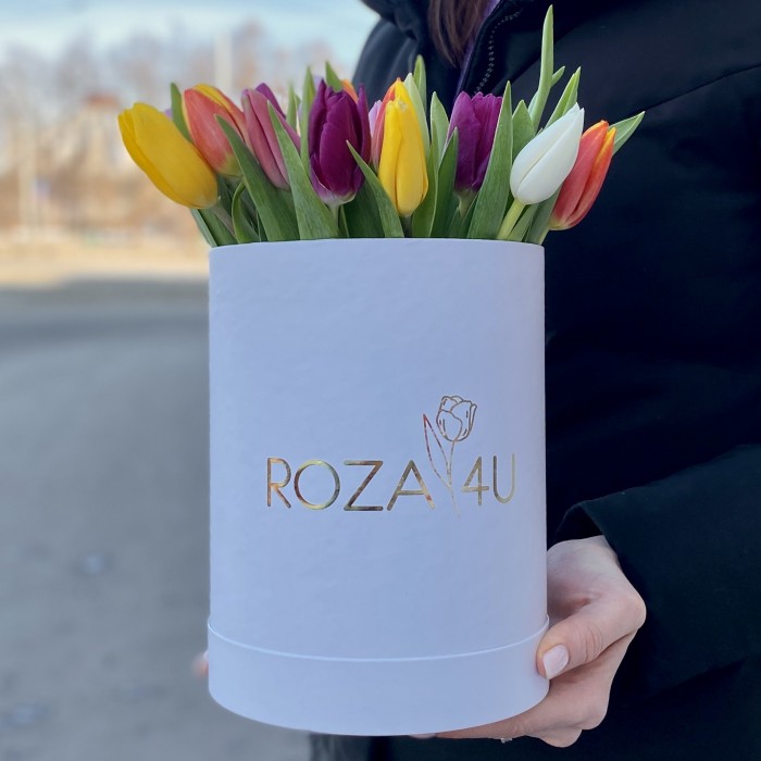 25 разноцветных тюльпанов в коробке