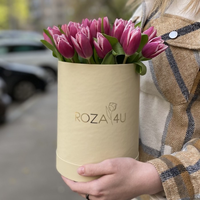 25 розово-белых тюльпанов в коробке