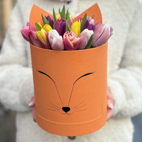25 тюльпанов микс в коробке Лиса