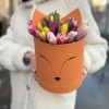 25 тюльпанов микс в коробке Лиса