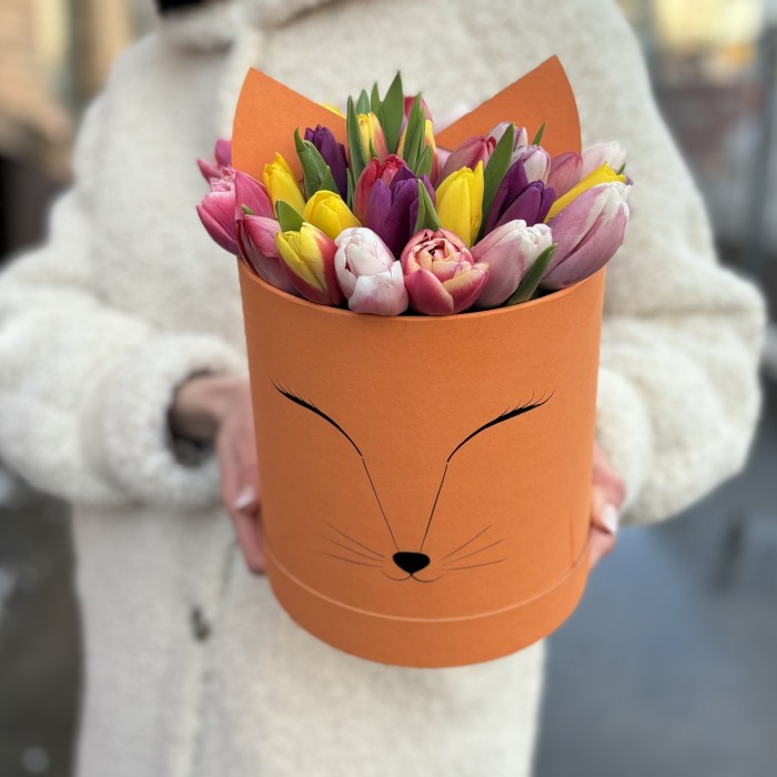 25 тюльпанов микс в коробке Лиса