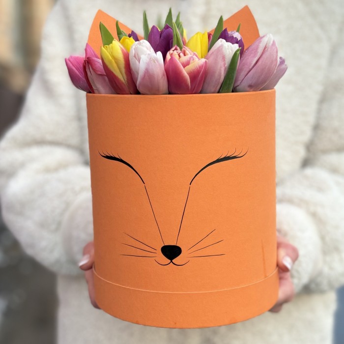 25 тюльпанов микс в коробке Лиса