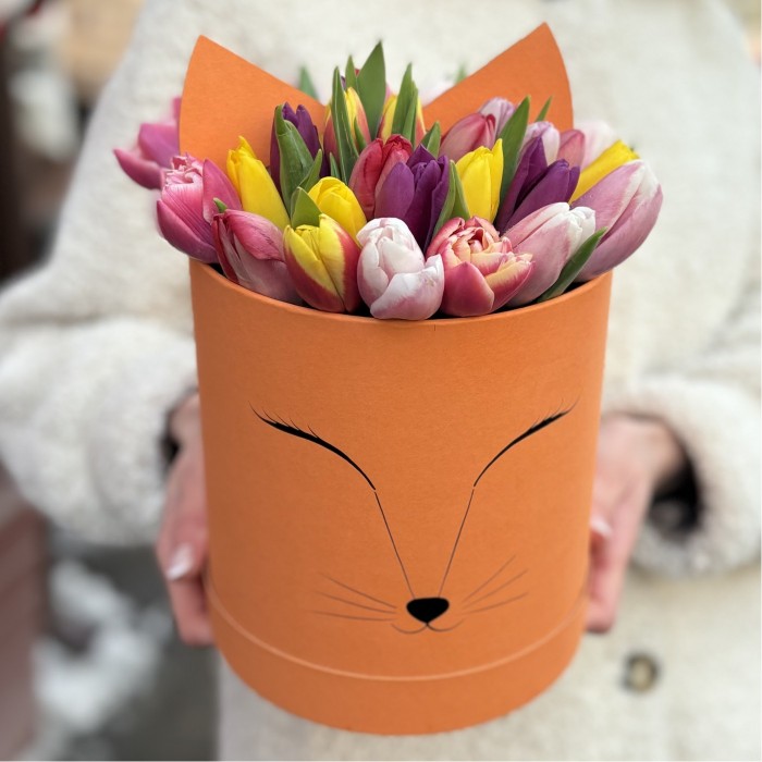 25 тюльпанов микс в коробке Лиса