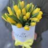 25 желтых тюльпанов в коробке