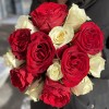 15 красных и белых роз в коробке