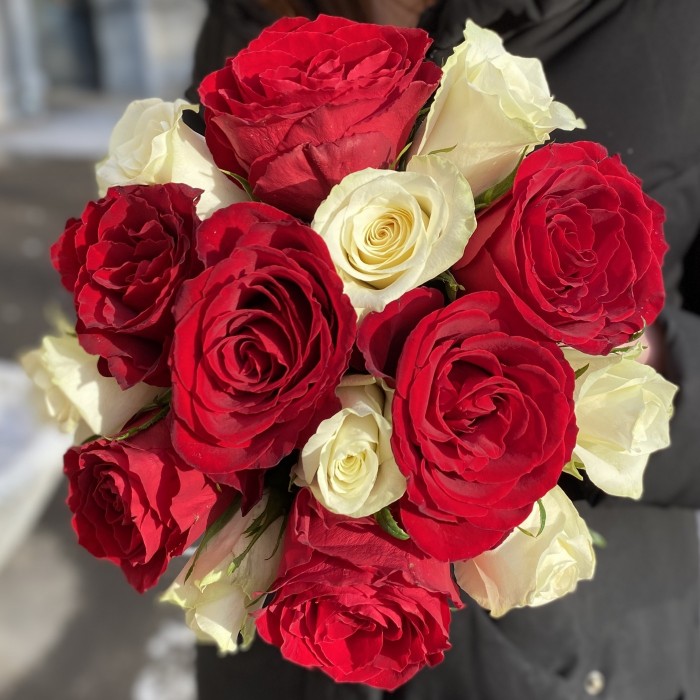15 красных и белых роз в коробке