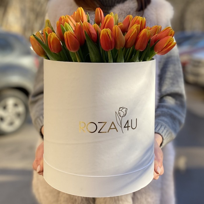 51 красно-желтый тюльпан в коробке