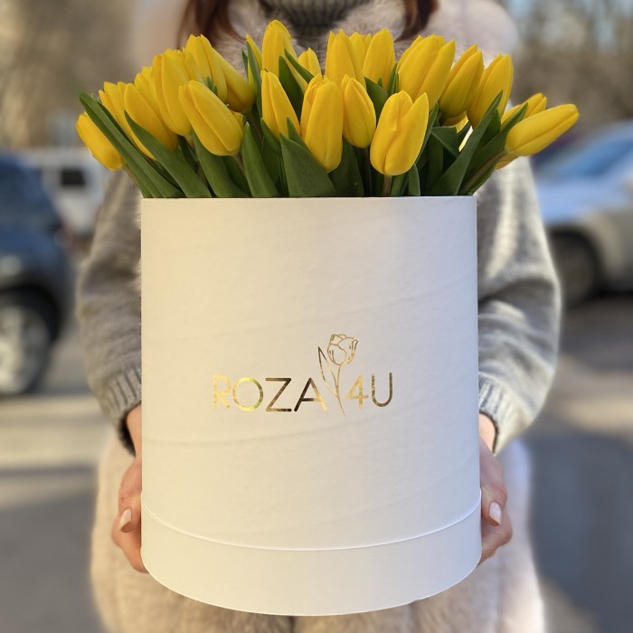 51 желтый тюльпан в коробке